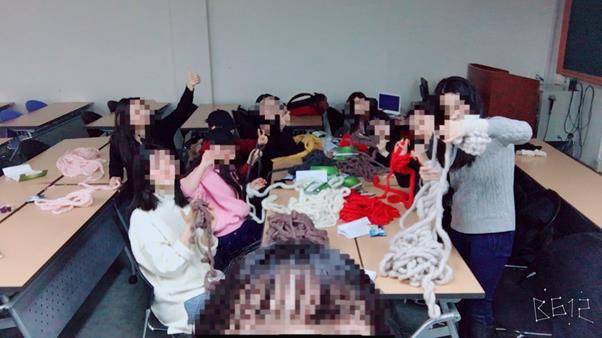 2017년 11월 서울여대에 재학 중인 신천지 신자들이 만든 뜨개질 위장 전도 동아리의 단체 사진 모습. 총 18명으로 구성된 동아리에서 신천지 신자 8명은 나머지 10명의 비신자를 섭외하기 위해 해당 동아리를 만들었다. 독자 제공