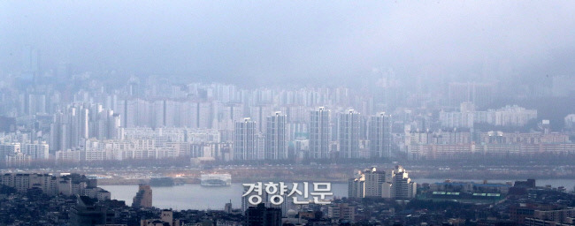 서울 남산에서 바라본 강남의 아파트. |김정근 선임기자