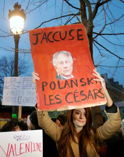 지난달 28일(현지시간) 프랑스 파리 살 플레엘 극장에서 열린 제45회 세자르상 시상식에서 여성운동가들이 로만 폴란스키 감독을 비판하는 시위를 하고 있다.[로이터 = 연합뉴스]