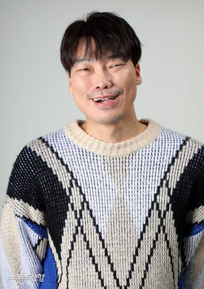 영화 ‘지푸라기라도 잡고 싶은 짐승들’에서 메기역으로 출연한 배우 배진웅이 스포츠경향을 찾았다. 오는 19일 개봉하는 이 영화는 인생 마지막 기회인 돈 가방을 차지하기 위해 최악의 한탕을 계획하는 평범한 사람들의 범죄극이다./박민규선임기자