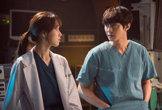 시즌 2에 합류한 이성경과 안효섭. 시즌 1의 유연석, 서현진의 성장담을 이어받았다. [사진 SBS]