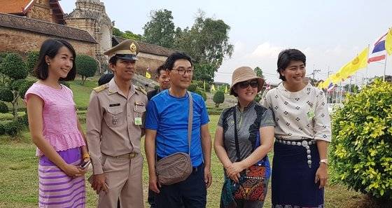 람빵 사원 앞에서 경비를 담당하고 있는 경찰 및 안내원들과 함께.