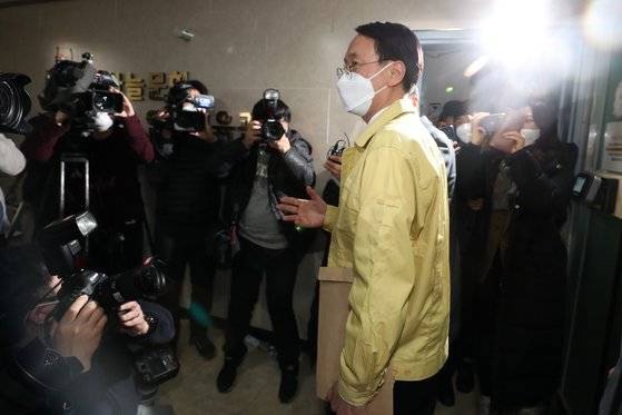 5일 오후 경기도 과천시 별양동 소재 신천지예수교회 본부에서 신종 코로나 바이러스 감염증(코로나19) 대응 행정조사를 마친 정부 조사단이 서류를 들고 나서고 있다.이날 행정조사의 내용은 신도 및 교육생의 인적사항 명단, 예배별 출석 기록, 모든 신천지 시설의 주소 정보 등이다. 행정조사에는 중대본, 경찰 관계자를 비롯해 대검찰청 포렌식팀도 투입됐다. [뉴스1]