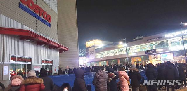 [의정부=뉴시스]송주현 기자 = 코스트코 의정부점에서 5일 판매하는 마스크 구입을 위해 전날 오후 8시부터 캠핑 장비까지 준비해 나온 시민들이 매장 현관 입구를 시작으로 길게 줄지어 서 있다. 2020.03.05 atia@newsis.com