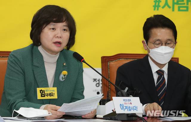 [서울=뉴시스]김명원 기자 = 이정미 정의당 의원이 26일 오후 서울 여의도 국회 정의당 회의실에서 열린 코로나19와 비례정당 대응을 위한 대표단-의원단-시도당위원장단 비상 연석회의에 참석해 발언하고 있다. 2020.02.26. kmx1105@newsis.com