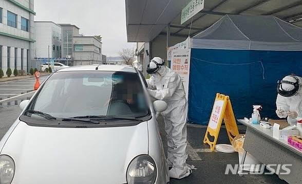 [청주=뉴시스]신종 코로나바이러스 감염증(코로나19) 선별진료소 드라이브 스루. (사진=청주시 제공) photo@newsis.com