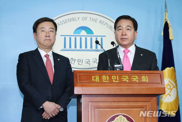 [서울=뉴시스] 김진아 기자 = 심재철 미래통합당 원내대표가 인터넷전문은행법을 발의한 김종석 의원과 5일 서울 여의도 국회 정론관에서 인터넷전문은행법 부결 관련 기자회견을 하고 있다. 2020.03.05.  bluesoda@newsis.com