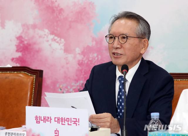 [서울=뉴시스] 고승민 기자 = 김형오 미래통합당 공천관리위원장이 5일 서울 여의도 국회에서 4.15총선 국회의원 후보자 공천심사 브리핑을 하고 있다. 2020.03.05.kkssmm99@newsis.com