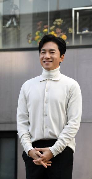 배우 김영민은 MBC ‘라디오스타’에 출연한 뒤 한동안 ‘동안 얼굴’로 화제몰이를 했다. “예전에는 콤플렉스였는데, 지금 생각해 보면 그 덕에 배우로서 좋은 기회를 많이 얻었던 거 같다”는 그에게 ‘동안 비결’을 물었더니 “철없이, 나잇값 못해야 하는데”라며 수줍게 웃었다.이종원 선임기자 jongwon@seoul.co.kr