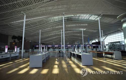 한산한 공항 여행사 카운터 (영종도=연합뉴스) 박동주 기자 = 신종 코로나바이러스 감염증(코로나19) 여파로 여행객이 줄면서 5일 인천국제공항 출국장 여행사 카운터가 한산한 모습을 보이고 있다. 2020.3.5 pdj6635@yna.co.kr