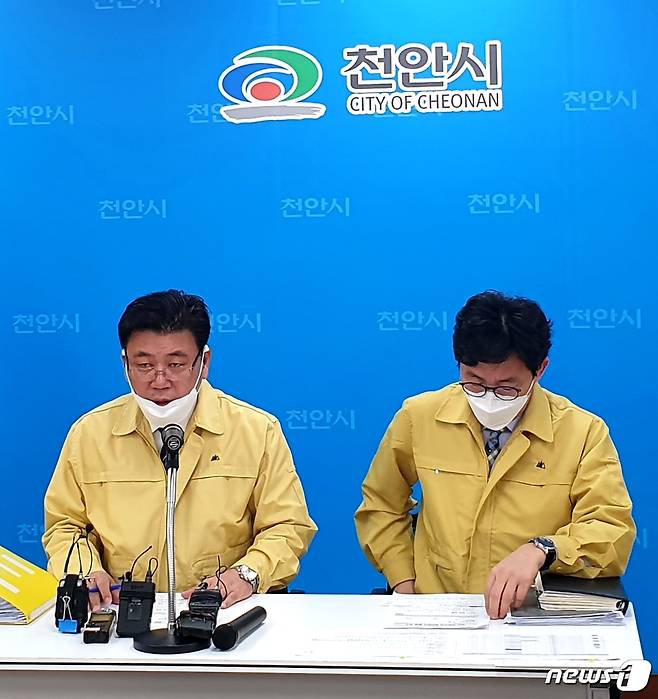 구만섭 천안시 부시장이 6일 코로나19 관련 브리핑을 하고 있다.© 뉴스1