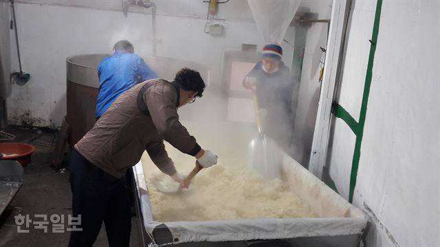 지난 1월 신평양조장에서 직원들이 고두밤을 식히기 위해 삽으로 잘게 부수는 작업을 하고 있다.