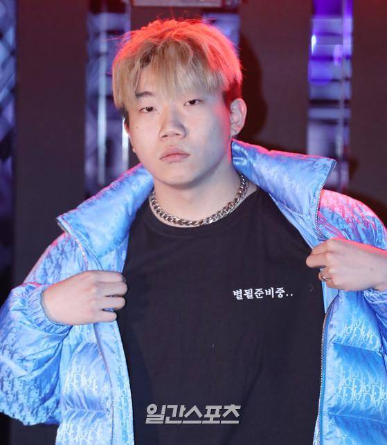 가수 창모가 17일 저녁 인천 영종도 파라다이스시티에서 진행된 쉐보레 미드나잇 파티에 참석해 포토타임을 갖고 있다.김진경 기자 kim.jinkyung@jtbc.co.kr/2020.01.17/