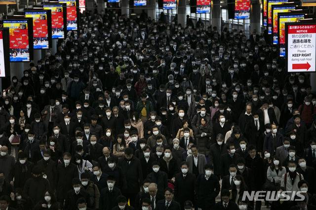[도쿄=AP/뉴시스]3일 일본 도쿄의 시나가와역에서 마스크를 쓴 출근길 시민들이 몰려나오고 있다. 일본 정부는 신종 코로나바이러스 감염증의 확산과 예방이 앞으로 2주가 중요하다고 밝혔다. 2020.03.03.