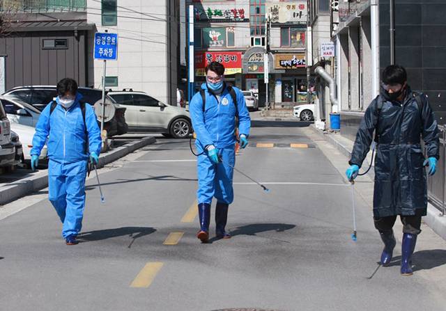 ▲6일 태백 365세이프타운 공무직원들이 장성재래시장 주변에서 방역활동을 펼치고 있다. ⓒ태백시