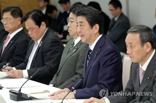 "한국인 입국 제한" 언급하는 아베 일본 총리 (도쿄 AFP=연합뉴스) 아베 신조(安倍晋三) 일본 총리가 지난 5일 일본 총리관저에서 열린 신종 코로나바이러스 감염증(코로나19) 대책본부 회의에서 발언하고 있다. 일본 정부는 한국이나 중국에서 오는 입국자에 대해 지정한 장소에서 2주간 대기토록 하겠다고 밝혔다.