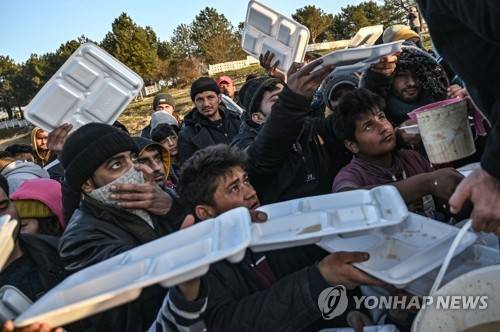 음식 배급 기다리는 유럽행 이주민들 (에디르네 AFP=연합뉴스) 그리스와 접경 지역인 터키 서북부 에디르네 근처로 몰려든 난민들이 2일(현지시간) 음식을 배급받기 위해 기다리고 있다. leekm@yna.co.kr