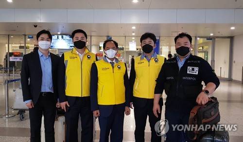 베트남 하노이에 도착한 신속대응팀 신종 코로나바이러스 감염증(코로나19) 사태와 관련해 베트남의 시설에 격리된 한국민을 지원하기 위해 현지로 파견된 정부 신속대응팀이 지난 5일 저녁 하노이 국제공항에 도착해 마중 나온 박노완 주베트남 대사(가운데)와 함께 향후 계획을 밝히고 있다. [연합뉴스 자료 사진]