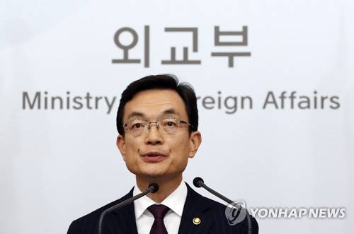 정부 "9일 0시부터 일본에 대한 사증면제조치 정지" (서울=연합뉴스) 이지은 기자 = 조세영 외교부 1차관이 6일 오후 서울 외교부 청사에서 일본의 한국인에 대한 입국규제 강화 조치에 대응한 상응조치를 발표하고 있다. 정부는 9일 0시부터 일본에 대한 사증면제조치와 이미 발급된 사증 효력을 정지한다고 밝혔다. 2020.3.6 jieunlee@yna.co.kr