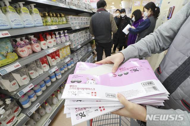 [서울=뉴시스]최진석 기자 = 신종 코로나바이러스 감염증(코로나19) 확산 우려가 이어지고 있는 4일 오전 서울 중구 롯데마트 서울역점에서 마트 관계자가 품절된 마스크 박스를 옮기고 있다. 2020.03.04.myjs@newsis.com