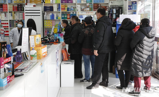 [서울=뉴시스] 박민석 기자 = 시민들이 6일 오후 서울 종로구에 위치한 약국에서 공적마스크를 구매기 위해 줄을 서 있다. 2020.03.06. mspark@newsis.com <해당 사진은 기사 내용과 관련이 없습니다.>