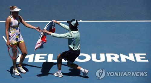 올해 1월 호주오픈에서 선수에게 수건을 전달하는 볼 키즈의 모습. [AP=연합뉴스]