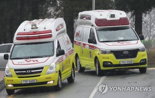 대구에서 광주로 코로나19 이송 행렬 (광주=연합뉴스) 박철홍 기자 = 7일 오후 광주 남구 빛고을전남대병원에 대구에서 코로나19 경증 확진자를 싣고 온 구급차가 잇달아 도착하고 있다. 2020.3.7 pch80@yna.co.kr