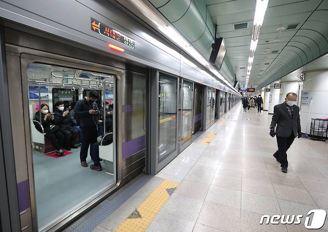 서울시가 코로나19 위기단계가 '심각' 단계로 격상한 뒤 서울 지하철과 버스 등 대중교통 이용객이 약 30% 급감한 것으로 나타났다. 사진은 지하철 5호선 광화문역 모습. . 2020.3.2/뉴스1 © News1 신웅수 기자