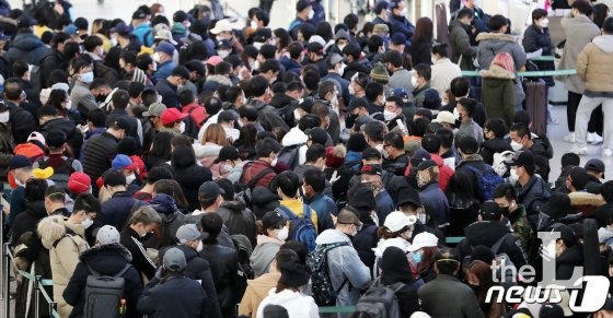 6일 오전 인천국제공항 1터미널 내 법무부 출입국서비스센터에서 외국인 불법 체류자들이 자진 출국신고를 하기 위해 줄지어 기다리고 있다. 법무부에 따르면 지난주에만 불법체류 외국인 5,000여명이 자진출국 신고를 하며 전주보다 5배 가량 증가한 것으로 드러났다.   이는 국내에서 신종 코로나바이러스 감염증(코로나19) 확진자가 증가함에 따라 돈을 벌기 보다는 안전한 자국으로 돌아가려는 이들이 급증했기 때문인 것으로 풀이된다. 탈 코리아 러시를 이루게 된 것은 법무부의 자진출국신고 제도가 한몫을 한 것으로 파악된다.   법무부는 최근 코로나19 사각지대를 없애겠다며 오는 6월까지 자진출국신고를 하는 불법체류 외국인들에게 범칙금을 면제해주고, 재입국을 사실상 보장해주기로 했다. 2020.3.6/뉴스1