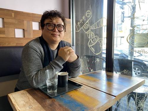 탈북민 출신 '사랑의 불시착' 보조작가 곽문완 씨 (서울=연합뉴스) 정빛나 기자 = 탈북민 출신 영화연출가이자 tvN 드라마 '사랑의 불시착' 보조작가 곽문완 씨가 지난 2일 서울 송파구 거여동의 한 카페에서 인터뷰를 하고 있다. 2020.3.8   shine@yna.co.kr