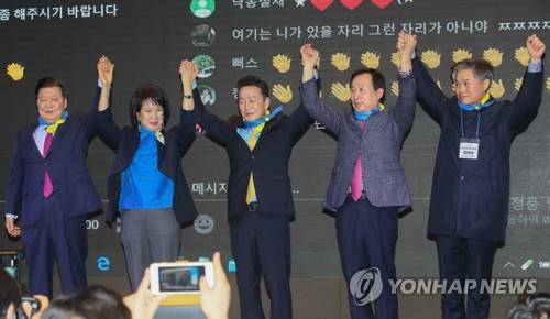 비례정당 '열린민주당' 창당대회 (서울=연합뉴스) 진성철 기자 = 8일 서울 여의도 글래드호텔에서 열린 비례정당 '열린민주당' 중앙당 창당대회에서 이근식 당대표(왼쪽 부터), 손혜원, 정봉주, 박홍률, 김대성 최고위원이 당원들에게 인사하고 있다.  2020.3.8 zjin@yna.co.kr