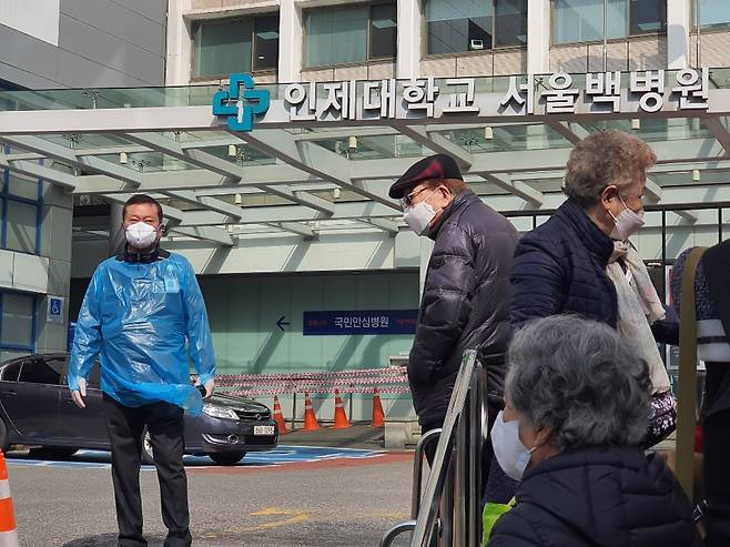 9일 오전 11시쯤 서울 백병원을 방문한 환자들. 기존에 먹던 약이 떨어져 새로 받을 처방전을 기다리는 모습 등 /사진=정경훈 기자