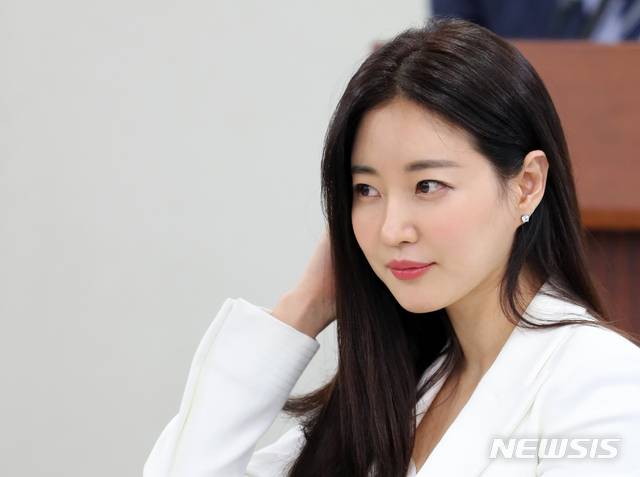 【서울=뉴시스】박주성 기자 = 배우 김사랑이 2일 오후 서울 중구 어린이재단 본부에서 열린 초록우산 어린이재단 홍보대사 위촉식에 참석하고 있다.  배우 김사랑은 소외 계층 어린이 돕기를 위한 재능기부 및 해외 아동 지원 등 2011년부터 초록우산 어린이재단의 아동 복지 사업에 기여해온 공로를 인정 받아 홍보대사로 위촉되었다. 2018.10.02. park7691@newsis.com