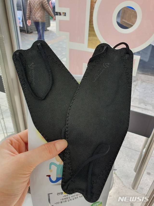 [서울=뉴시스] 정윤아 기자=정부가 '마스크5부제'를 실시한 첫날인 9일 기자는 오전 9시부터 약국을 방문하기 시작해 오후 2시께 서울 종로 온유약국에서 공적마스크 두매를 구입했다.