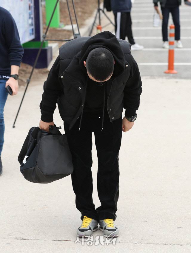 해외 원정도박, 성매매 알선 등 혐의로 재판중인 그룹 빅뱅의 전 멤버 승리(본명 이승현·30)가 9일 오후 강원도 철원군 육군 6사단 신병교육대에 입소하고 있다. /사진=양문숙 기자