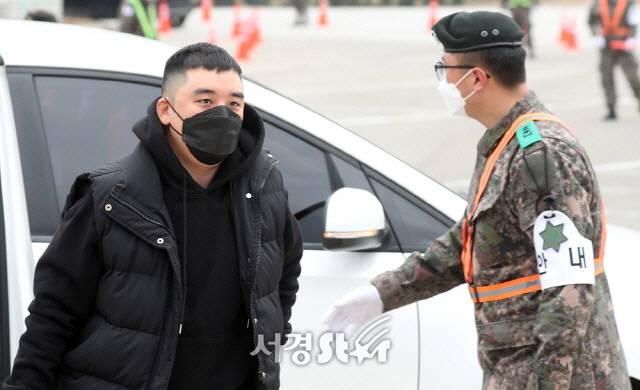 해외 원정도박, 성매매 알선 등 혐의로 재판중인 그룹 빅뱅의 전 멤버 승리(본명 이승현·30)가 9일 오후 강원도 철원군 육군 6사단 신병교육대에 입소하고 있다. /사진=양문숙 기자