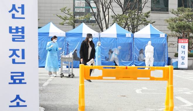 경기 성남 분당제생병원에 마련된 선별진료소에서 의료진들이 3월7일 오전 코로나19 검체 채취 검사를 하고 있다. 분당제생병원과 보건당국은 확진자들과 접촉한 사람 포함해 병원직원 1천400여명과 보호자, 방문자의 코로나19 전염 여부에 대한 전수조사를 벌이고 있다. ⓒ시사저널 박정훈