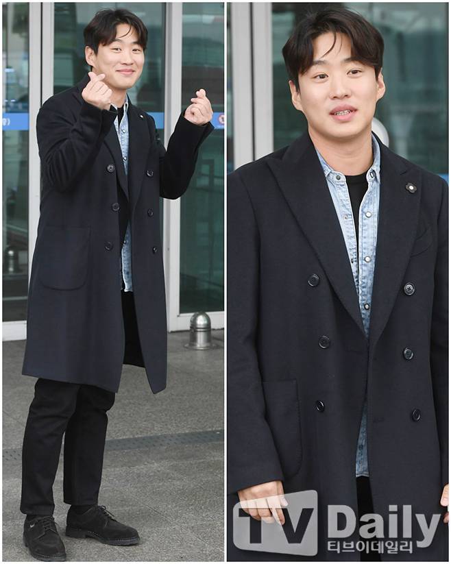 안재홍은 청셔츠와 블랙 코트로 꾸민듯 안꾸민듯한 패션으로 시선을 사로잡았다.