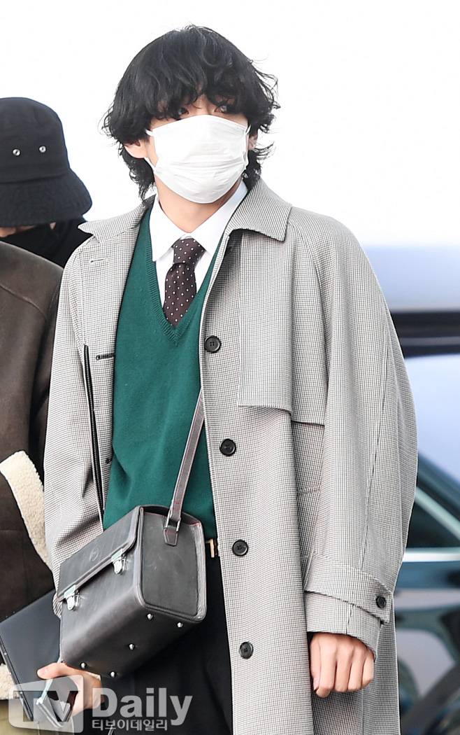 방탄소년단 뷔는 가벼운 체크무늬 코트로 패션센스를 보여줬다.