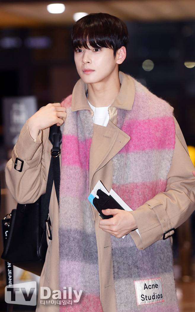 아트스로 차은우는 트렌치 코트 위에 목도리를 스타일링 함으로써 봄과 겨울의 경계선을 알렸다