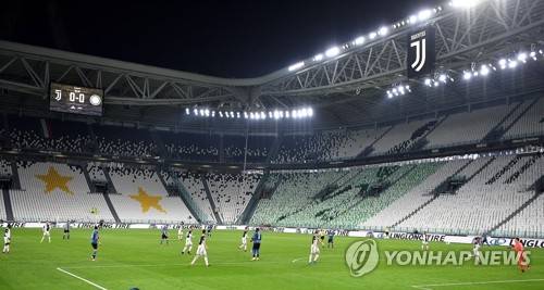이탈리아에서 무관중 경기 치르는 유벤투스ㆍ인터 밀란 (토리노 EPA=연합뉴스) 8일(현지시간) 이탈리아 토리노 알리안츠 스타디움에서 유벤투스와 인터 밀란 간 세리에A 경기가 신종 코로나바이러스 감염증(코로나19) 확산 방지를 위해 무관중으로 진행되고 있다. 유벤투스가 2-0으로 승리했다. ucham1789@yna.co.kr