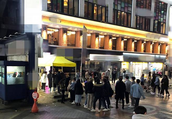 8일 밤 서울 강남구의 한 포장마차에 입장하기 위해 사람들이 대기하고 있다. (사진=이지민 인턴기자)