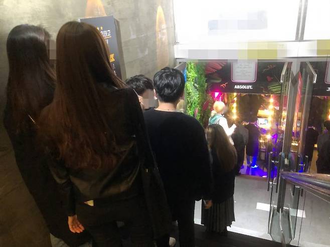 8일 밤 서울 강남구의 한 헌팅포차에 입장하기 위해 사람들이 대기하고 있다. (사진=이지민 인턴기자)