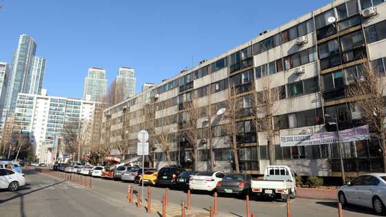 코로나 사태에 대규모 총회 개최를 앞두고 고민에 빠진 서울 강남구 개포주공1단지의 모습. [중앙포토]