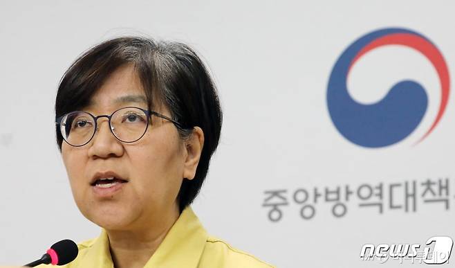 (청주=뉴스1) 장수영 기자 = 정은경 중앙방역대책본부장(질병관리본부장)이 6일 충북 청주시 오송읍 질병관리본부 브리핑실에서 신종 코로나바이러스 감염증(코로나19) 중앙방역대책본부 브리핑을 하고 있다. 방역당국은 이날 오전 0시 기준으로 확진자는 518명이 추가돼 총 확진자수는 6284명이라고 밝혔다. 2020.3.6/뉴스1