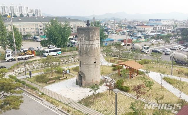 [청주=뉴시스]강신욱 기자 = 충북 충주시가 신청한 충주시 봉방동 '구 충주역 급수탑'의 국가등록문화재 등록이 어려울 것을 보인다. 문화재위원회는 기존 등록된 국가등록문화재보다 가치가 미흡하다고 평가하고 지역 등록문화재 등록 의견을 내놓았다. (사진=충주시 제공) 2020.03.10. photo@newsis.com