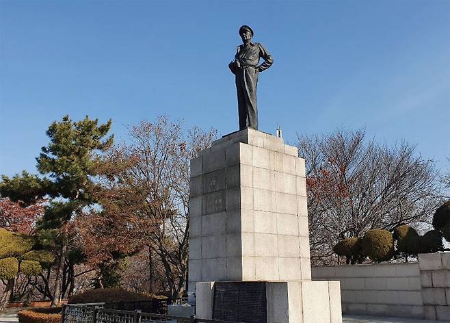 인천 자유공원에 우두커니 서서 인천항을 내려다보는 맥아더 장군