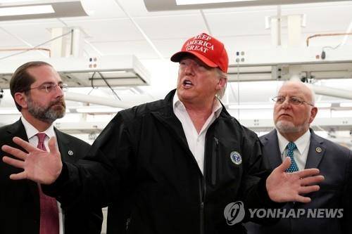미국 질병통제예방센터 찾은 트럼프 대통령 [로이터=연합뉴스]