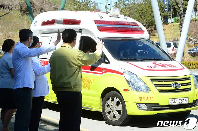 11일 오후 광주 남구 덕남동 빛고을전남대병원에서 이용섭 광주시장과 의료진이 신종 코로나바이러스 감염증(코로나19)가 완치돼 대구 자택으로 돌아가는 일가족을 배웅하고 있다. 이날 퇴원한 이들은 코로나19 확진 이후 자가격리돼 있다가 지난 4일 빛고을전남대병원으로 이송돼 치료를 받아왔다. 2020.3.11/뉴스1 © News1 한산 기자