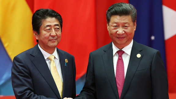아베 신조 일본 총리(왼쪽)가 지난해 일본 오사카에서 열린 주요 20개국 정상회의에서 시진핑 중국 주석을 만나 인사를 나누고 있다. /로이터연합뉴스